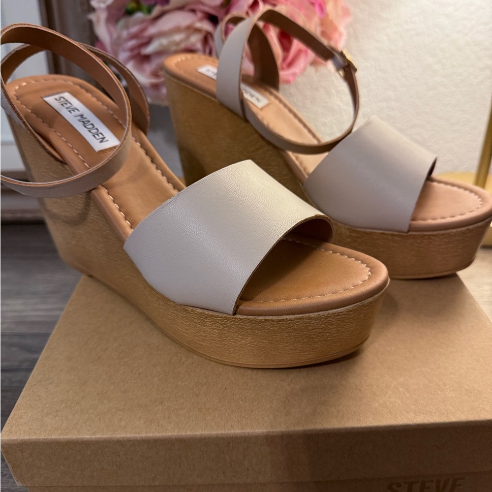 Women’s size 7 NEW Steve Madden “Welsh” wedges. Bone colored leather upper. NEW! - Picture 3 of 6